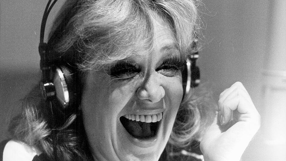 Hildegard Knef lacht bei einer Aufnahme im Plattenstudio in M&uuml;nchen. (Archivfoto)