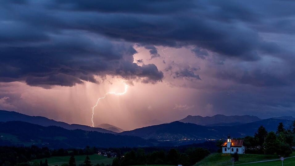 Der Blitz schlug am Freitagabend ein. (Symbolbild) Der Blitz schlug am Freitagabend ein. (Symbolbild)