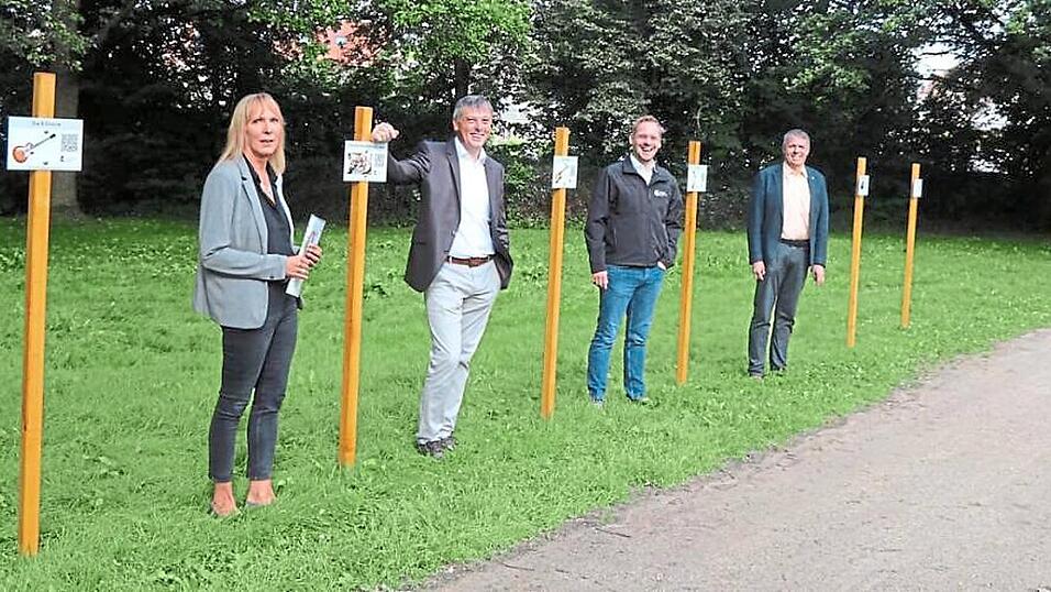 Im August 2021 hießen Kulturreferentin Heike Dannerbeck und Vizebürgermeister Martin Frank (rechts) LKMS-Chef Andreas Stögmüller (Zweiter von rechts) und seinen Stellvertreter Siegi Mühlbauer zur Vorstellung des Musikwegs im Stadtpark willkommen. Im August 2021 hießen Kulturreferentin Heike Dannerbeck und Vizebürgermeister Martin Frank (rechts) LKMS-Chef Andreas Stögmüller (Zweiter von rechts) und seinen Stellvertreter Siegi Mühlbauer zur Vorstellung des Musikwegs im Stadtpark willkommen.