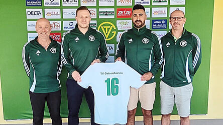 Kleiner Neuanfang: Vom neuen Trainerduo Tom Unholzer (2.v.l.) und Y&uuml;ksel Acipinar (2.v.r.) erwartet sich die TVG-F&uuml;hrung um Abteilungsleiter Tom Ertl (li.) und Daniele Soffietti (re.), dass sie ihren Erfahrungsschatz an die junge Mannschaft weitergeben.