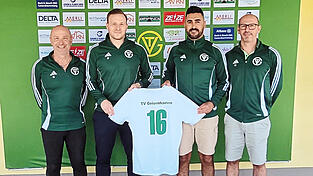 Kleiner Neuanfang: Vom neuen Trainerduo Tom Unholzer (2.v.l.) und Y&uuml;ksel Acipinar (2.v.r.) erwartet sich die TVG-F&uuml;hrung um Abteilungsleiter Tom Ertl (li.) und Daniele Soffietti (re.), dass sie ihren Erfahrungsschatz an die junge Mannschaft weitergeben.