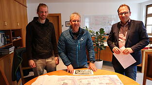 Stefan Hickl und Bernhard Preischl, beide vom Ingenieurbüro Brandl & Preischl, sowie Bürgermeister Martin Stoiber (von links) sprechen von einer anspruchsvollen Baustelle.