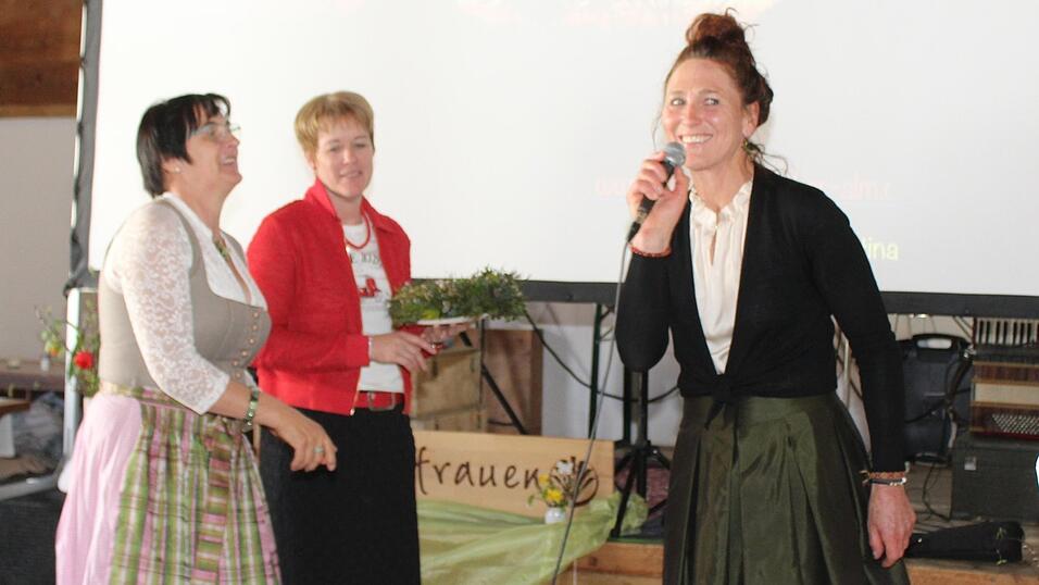 Paula Hochholzer (v. l.) und ihre Stellvertreterin Claudia Stadler mit der Referentin Martina Fischer Paula Hochholzer (v. l.) und ihre Stellvertreterin Claudia Stadler mit der Referentin Martina Fischer