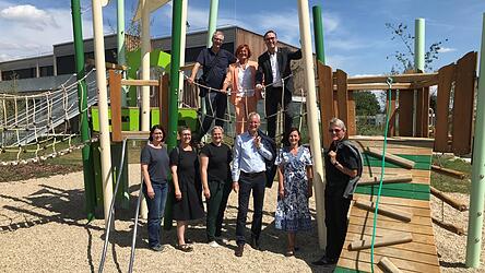 Sind mit der Gestaltung der Freiflächen sehr zufrieden (vorne v.l.): AWO-Prokuristin Michaela Dietl, Doris Drummer vom Tiefbauamt, Einrichtungsleiterin Stephanie Wagner, Oberbürgermeister Markus Pannermayr, Abteilungsleiterin Patricia Hecker und Baureferent Oliver Vetter-Gindele; (hinten v.l.): Stadtgärtner Jörg Bär, Tiefbauamtsleiterin Cristina Pop sowie Parkstettens Bürgermeister und AWO-Kreisvorsitzender Martin Panten.