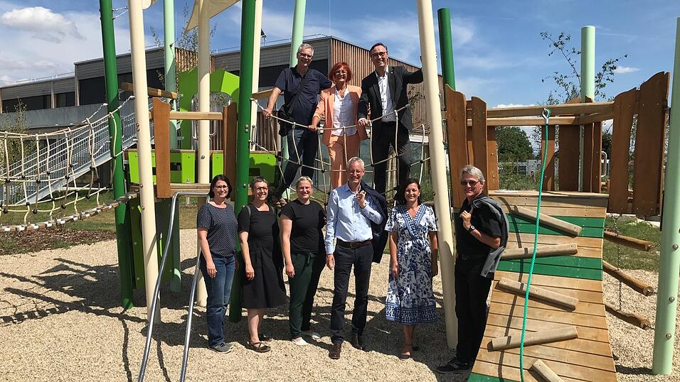 Sind mit der Gestaltung der Freiflächen sehr zufrieden (vorne v.l.): AWO-Prokuristin Michaela Dietl, Doris Drummer vom Tiefbauamt, Einrichtungsleiterin Stephanie Wagner, Oberbürgermeister Markus Pannermayr, Abteilungsleiterin Patricia Hecker und Baureferent Oliver Vetter-Gindele; (hinten v.l.): Stadtgärtner Jörg Bär, Tiefbauamtsleiterin Cristina Pop sowie Parkstettens Bürgermeister und AWO-Kreisvorsitzender Martin Panten. Sind mit der Gestaltung der Freiflächen sehr zufrieden (vorne v.l.): AWO-Prokuristin Michaela Dietl, Doris Drummer vom Tiefbauamt, Einrichtungsleiterin Stephanie Wagner, Oberbürgermeister Markus Pannermayr, Abteilungsleiterin Patricia Hecker und Baureferent Oliver Vetter-Gindele; (hinten v.l.): Stadtgärtner Jörg Bär, Tiefbauamtsleiterin Cristina Pop sowie Parkstettens Bürgermeister und AWO-Kreisvorsitzender Martin Panten.