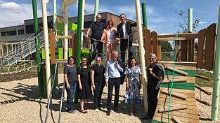 Sind mit der Gestaltung der Freiflächen sehr zufrieden (vorne v.l.): AWO-Prokuristin Michaela Dietl, Doris Drummer vom Tiefbauamt, Einrichtungsleiterin Stephanie Wagner, Oberbürgermeister Markus Pannermayr, Abteilungsleiterin Patricia Hecker und Baureferent Oliver Vetter-Gindele; (hinten v.l.): Stadtgärtner Jörg Bär, Tiefbauamtsleiterin Cristina Pop sowie Parkstettens Bürgermeister und AWO-Kreisvorsitzender Martin Panten.