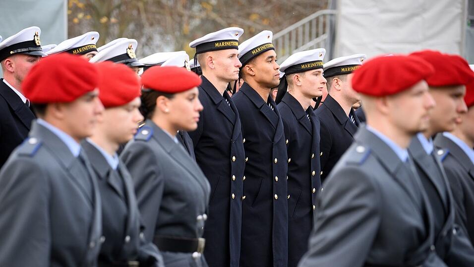 280 Rekrutinnen und Rekruten gelobten, «der Bundesrepublik Deutschland treu zu dienen und das Recht und die Freiheit des deutschen Volkes tapfer zu verteidigen».