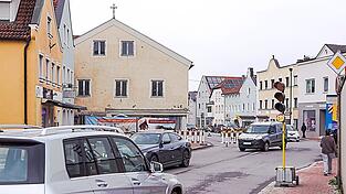 Die Frontenhausener Stra&szlig;e in Vilsbiburg ist gegen&uuml;ber der Firma K&ouml;stler etwa bis 18. Mai halbseitig f&uuml;r den Fahrzeugverkehr gesperrt. Grund daf&uuml;r ist der Abriss des K&ouml;nigbauerhauses.