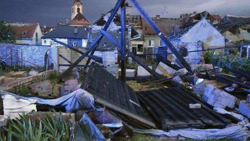 Ein mutmaßlicher Tornado hat eine Spur der Verwüstung hinterlassen. Ein mutmaßlicher Tornado hat eine Spur der Verwüstung hinterlassen.