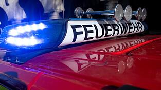 Nach dem Feuer mit 100 toten Tieren in Schalkham (Landkreis Landshut) ist die Brandursache weiter unklar. (Symbolbild)