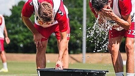Da tut eine Erfrischung gut: Die Profis des SSV Jahn Regensburg starteten am Donnerstag in die Vorbereitung auf die neue Drittliga-Saison.