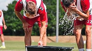 Da tut eine Erfrischung gut: Die Profis des SSV Jahn Regensburg starteten am Donnerstag in die Vorbereitung auf die neue Drittliga-Saison.
