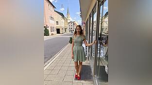 Daiana Flores hat sich zum Ziel gesetzt, zusammen mit ihrem Team bei Cham erleben, die verschiedenen Ecken ihrer Heimatstadt wieder zu mehr beleben. So wie die Hafnerstraße, wo sie privat und beruflich zuhause ist. Daiana Flores hat sich zum Ziel gesetzt, zusammen mit ihrem Team bei Cham erleben, die verschiedenen Ecken ihrer Heimatstadt wieder zu mehr beleben. So wie die Hafnerstraße, wo sie privat und beruflich zuhause ist.