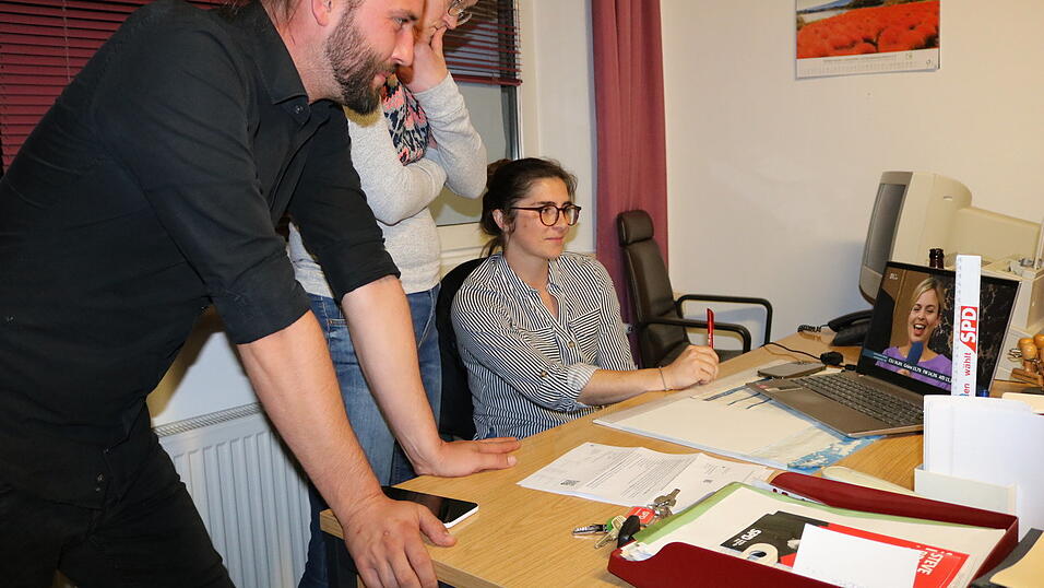 Steve Brachwitz von der SPD verfolgt die Ergebnisse. 