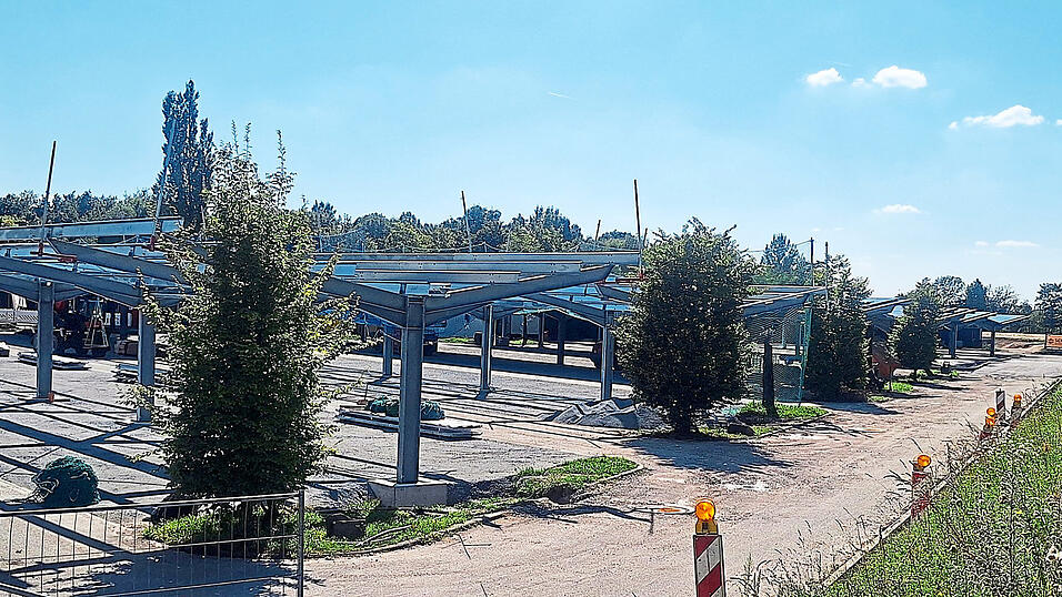 Die Carports mit den Solarplatten sind in Y-Form angerichtet. Die Carports mit den Solarplatten sind in Y-Form angerichtet.