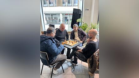 Im Community Caf&eacute; trifft man sich gern zum Schachspielen.