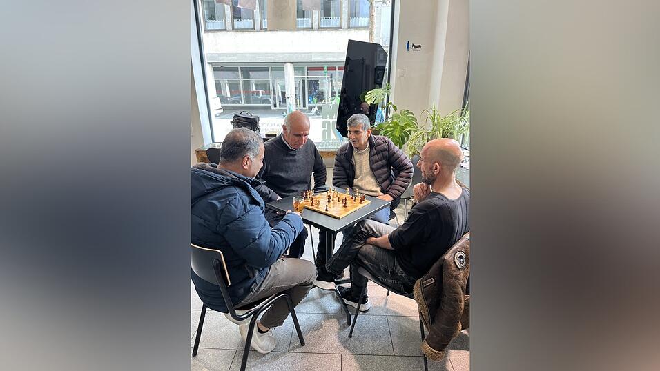 Im Community Caf&eacute; trifft man sich gern zum Schachspielen.