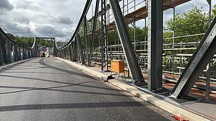 In Kürze beginnen die Korrosionsschutzarbeiten an der Isarbrücke in Landau. In Kürze beginnen die Korrosionsschutzarbeiten an der Isarbrücke in Landau.