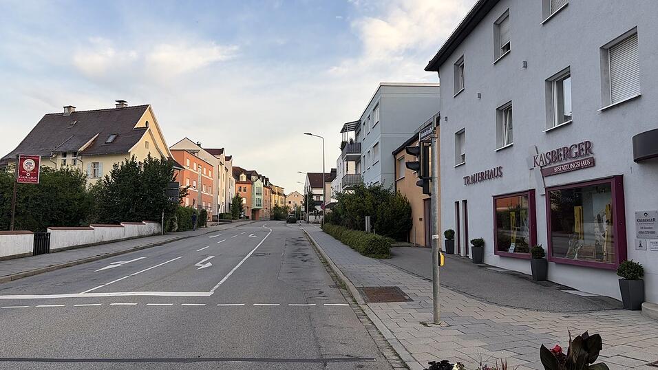 Hier in der Bahnhofstraße kommen sich Fußgänger und Radfahrer oft in die Quere. Hier in der Bahnhofstraße kommen sich Fußgänger und Radfahrer oft in die Quere.
