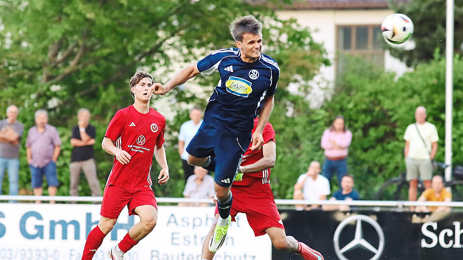 Bereit zum Abheben: Nach einer perfekt servierten Flanke von Sebastian Maier setzt Marcus Plomer (Mitte) zum Kopfball an und netzt zum 1:1 ein - gleichzeitig der Endstand in dem schwierigen Duell mit Rosenheim. Bereit zum Abheben: Nach einer perfekt servierten Flanke von Sebastian Maier setzt Marcus Plomer (Mitte) zum Kopfball an und netzt zum 1:1 ein - gleichzeitig der Endstand in dem schwierigen Duell mit Rosenheim.