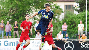 Bereit zum Abheben: Nach einer perfekt servierten Flanke von Sebastian Maier setzt Marcus Plomer (Mitte) zum Kopfball an und netzt zum 1:1 ein - gleichzeitig der Endstand in dem schwierigen Duell mit Rosenheim. Bereit zum Abheben: Nach einer perfekt servierten Flanke von Sebastian Maier setzt Marcus Plomer (Mitte) zum Kopfball an und netzt zum 1:1 ein - gleichzeitig der Endstand in dem schwierigen Duell mit Rosenheim.