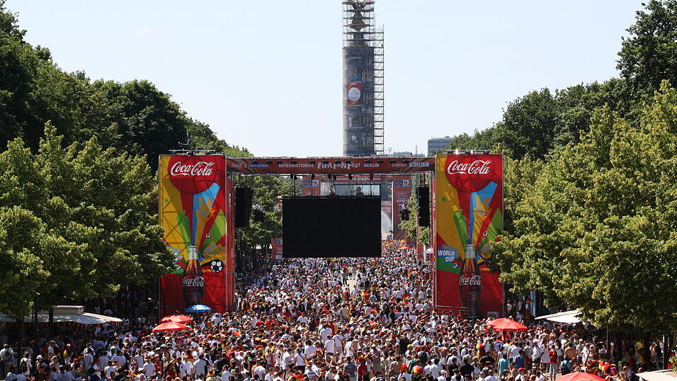 Christian Fertl war am Sonntag auf der Fanmeile in Berlin und erlebte dort das Achtelfinale gegen England auf Gro&szlig;leinwand.