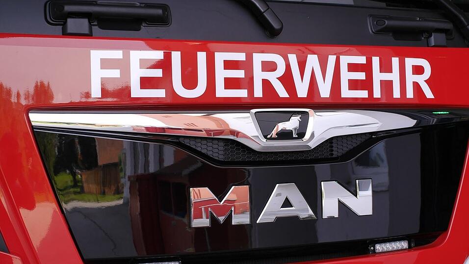 Im Kreis Passau fing ein Wagen während der Fahrt Feuer. (Symbolbild) Im Kreis Passau fing ein Wagen während der Fahrt Feuer. (Symbolbild)