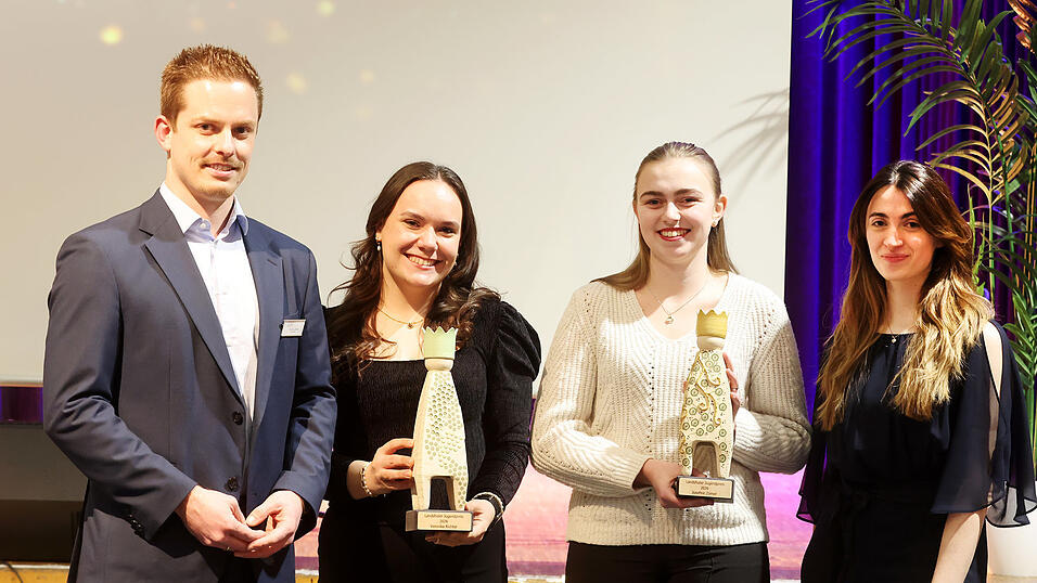 SJR-Vorsitzender Florian Lechner, die Preistr&auml;gerinnen Veronika Richter und Josefine Z&ouml;rner sowie SJR-Gesch&auml;ftsf&uuml;hrerin Stephanie G&ouml;tz (von links) beim Neujahrsempfang des Stadtjugendrings in der Alten Kaserne.