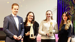 SJR-Vorsitzender Florian Lechner, die Preistr&auml;gerinnen Veronika Richter und Josefine Z&ouml;rner sowie SJR-Gesch&auml;ftsf&uuml;hrerin Stephanie G&ouml;tz (von links) beim Neujahrsempfang des Stadtjugendrings in der Alten Kaserne.