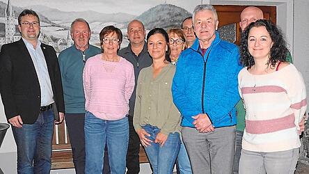 B&uuml;rgermeister Stefan Baumgartner mit der neuen Vorstandschaft des Obst- und Gartenbauvereins