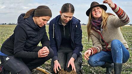 Bei der Spatenprobe: Susanne Fischer und Tochter Theresa vom Bioland-Hof Fischer-Ittlinger mit Podcasterin Sarah Wei&szlig;.