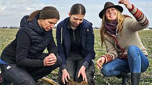 Bei der Spatenprobe: Susanne Fischer und Tochter Theresa vom Bioland-Hof Fischer-Ittlinger mit Podcasterin Sarah Wei&szlig;.