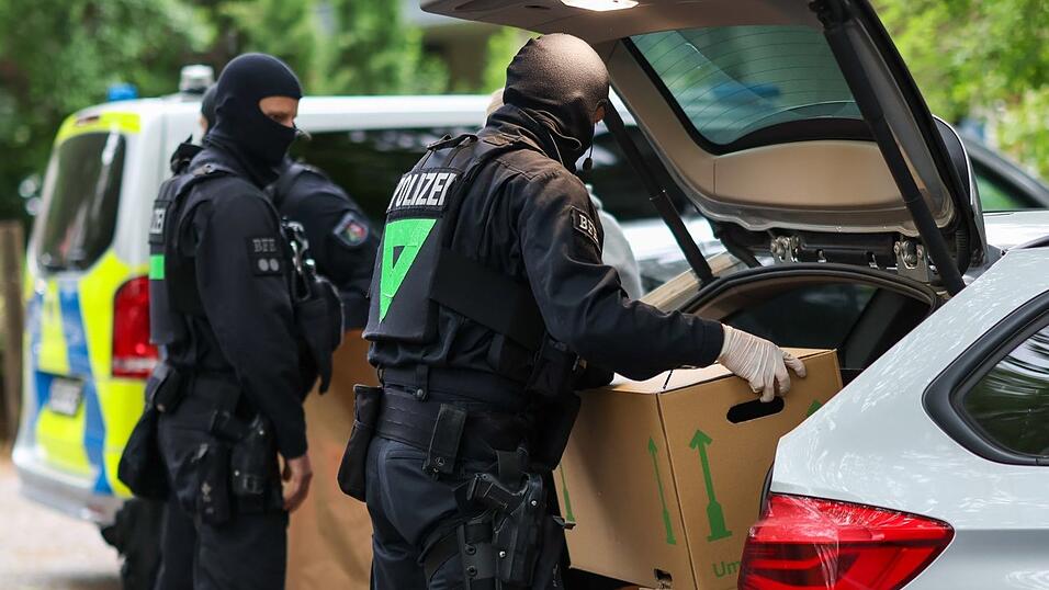 Die Polizei stellte Gegenstände sicher. Die Polizei stellte Gegenstände sicher.
