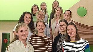 Der neue Elternbeirat des Kindergarten (oben, v.l.): Verena Amberger, Selina Bielmeier, Lisa Preiß, Steffi Heimerl, Steffi Rankl, Helena Kroo, Veronika Kuffner, Steffi Amberger, Jessica Gschwendtner, Sonja König, Kerstin Bielmeier, Barbara Weiß, Steffi Schauer. Es fehlen: Lisa Preiss, Lea Straßer, Nadja Mühlbauer und Melanie Stadler. Der neue Elternbeirat des Kindergarten (oben, v.l.): Verena Amberger, Selina Bielmeier, Lisa Preiß, Steffi Heimerl, Steffi Rankl, Helena Kroo, Veronika Kuffner, Steffi Amberger, Jessica Gschwendtner, Sonja König, Kerstin Bielmeier, Barbara Weiß, Steffi Schauer. Es fehlen: Lisa Preiss, Lea Straßer, Nadja Mühlbauer und Melanie Stadler.
