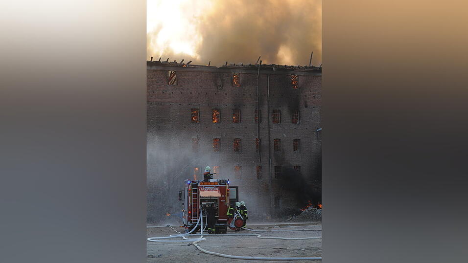 Großbrand einer ehemaliegen Ziegelei in Straubing. (Foto: Ulli Scharrer) Großbrand einer ehemaliegen Ziegelei in Straubing. (Foto: Ulli Scharrer)