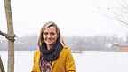 Direktkandidatin Regina Seebauer-Sperl am Ufer des Roither Sees. Links ist ein angepflanzter Baum zu sehen, für den der Gemeinderat die Patenschaft übernommen hat.