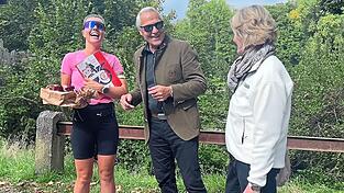 EVL-Legende Alois Schloder überreichte Hübner eine EVL-Chronik.