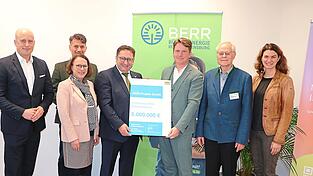Bei der Übergabe des Fördergeld-Schecks (von links): Mathis Broelmann vom Stadtwerk, Gertrud Maltz-Schwarzfischer, Georg Stephan Barfuß, Tobias Gotthardt und Johannes Graf (mit dem Scheck), BERR-Vorstandsvorsitzender Joachim Scherrer und Landrätin Tanja Schweiger. Bei der Übergabe des Fördergeld-Schecks (von links): Mathis Broelmann vom Stadtwerk, Gertrud Maltz-Schwarzfischer, Georg Stephan Barfuß, Tobias Gotthardt und Johannes Graf (mit dem Scheck), BERR-Vorstandsvorsitzender Joachim Scherrer und Landrätin Tanja Schweiger.