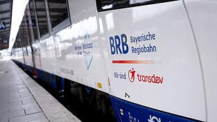 Fahrgäste müssen sich nach der Entgleisung eines Zuges der Bayerischen Regiobahn (BRB) auf Ausfälle und Verspätungen einstellen. (Symbolbild)