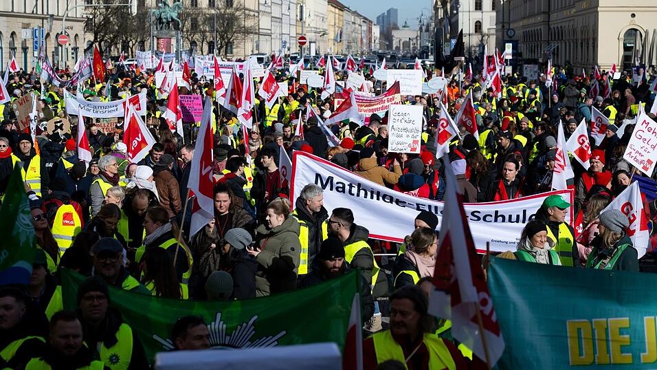 &Uuml;ber Tausend Menschen haben in M&uuml;nchen an dem Warnstreik teilgenommen.