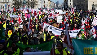 &Uuml;ber Tausend Menschen haben in M&uuml;nchen an dem Warnstreik teilgenommen.