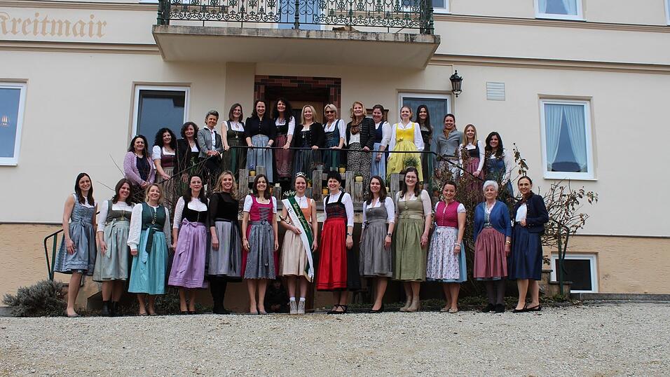 Gruppenbild der k&ouml;niglichen Hopfenhoheiten mit der amtierenden Queen Theresa Eisenrieder vor dem Gasthaus Kreitmair in Notzenhausen.