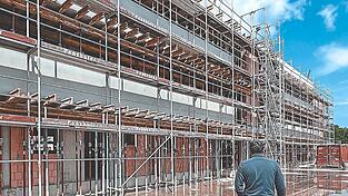 In Moosburg wurden im Jahr 2024 zwar weniger Mehrfamilienhäuser als 2023 genehmigt, die jedoch über mehr Wohnungen verfügen.