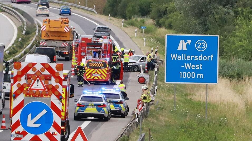 Zwei Autos prallten zusammen. Zwei Beteiligte mussten ins Krankenhaus.