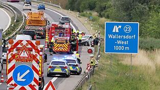 Zwei Autos prallten zusammen. Zwei Beteiligte mussten ins Krankenhaus. Zwei Autos prallten zusammen. Zwei Beteiligte mussten ins Krankenhaus.