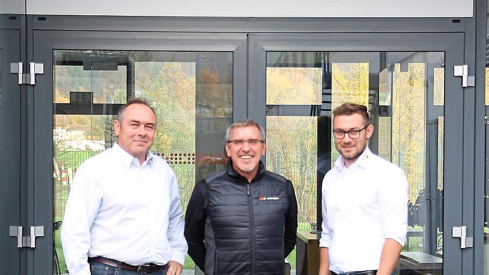 'Herzlich willkommen': Werner Berzl (Mitte) sowie Wolfgang und Michael Deuringer (rechts) freuen sich &uuml;ber die gelungene L&ouml;sung.