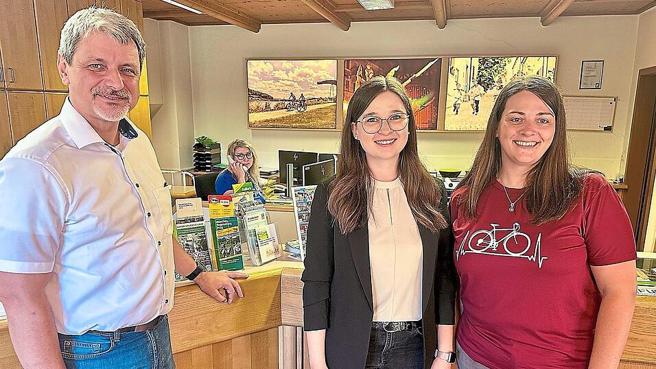Bürgermeister Sandro Bauer hat am Dienstagnachmittag mit Anna-Lena Fischer (Mitte) nicht nur die neue Leiterin der Tourist-Info vorgestellt, sondern auch Heidi Baumann (rechts), die bereits im März in die Fußstapfen von Ursula Weber gefolgt war. Bürgermeister Sandro Bauer hat am Dienstagnachmittag mit Anna-Lena Fischer (Mitte) nicht nur die neue Leiterin der Tourist-Info vorgestellt, sondern auch Heidi Baumann (rechts), die bereits im März in die Fußstapfen von Ursula Weber gefolgt war.