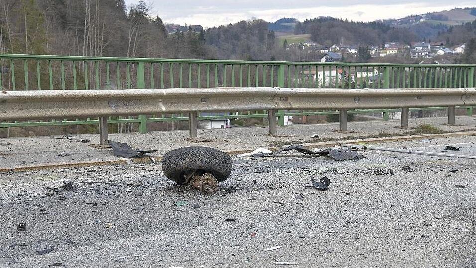 Bei einem Unfall auf der Staatsstraße 2622 in Hutthurm starb eine 59-jährige Frau, ein 55-Jähriger wurde schwer verletzt. Bei einem Unfall auf der Staatsstraße 2622 in Hutthurm starb eine 59-jährige Frau, ein 55-Jähriger wurde schwer verletzt.
