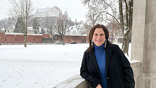Petra Strasser im Pavillon auf der Ringelstecherwiese. Als Fan der Landshuter Hochzeit hält sie sich dort - bei allerdings anderem Wetter - gerne auf. Petra Strasser im Pavillon auf der Ringelstecherwiese. Als Fan der Landshuter Hochzeit hält sie sich dort - bei allerdings anderem Wetter - gerne auf.