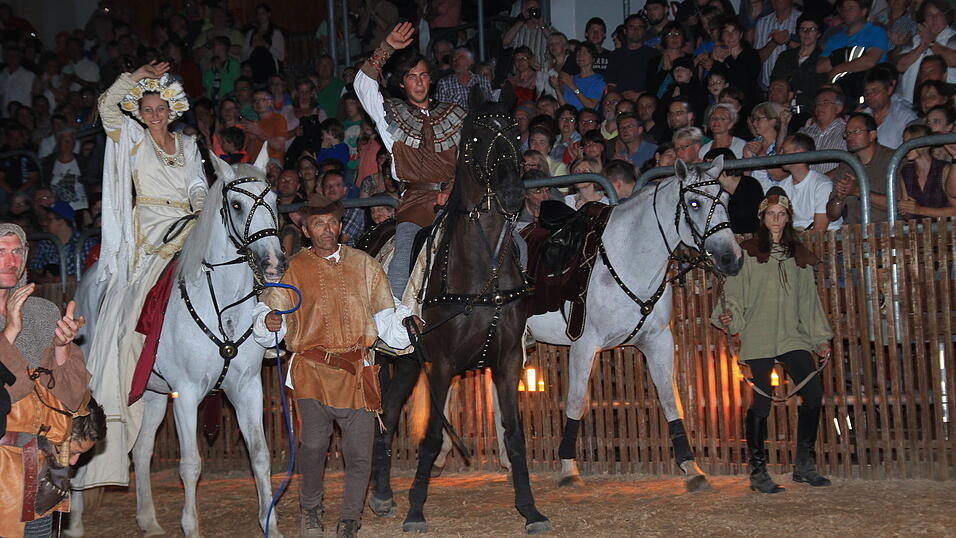 2013 hatte der Drachenstich f&uuml;r kurze Zeit drei Ritterpferde. Am Ende der letzten Auff&uuml;hrung ritt Magdalena Fischer auf 'Chamberlain' in die Arena, Rupert Kellnhofer auf 'Lee'. Rechts ist Chambs Nachfolger 'Goya' zu sehen.